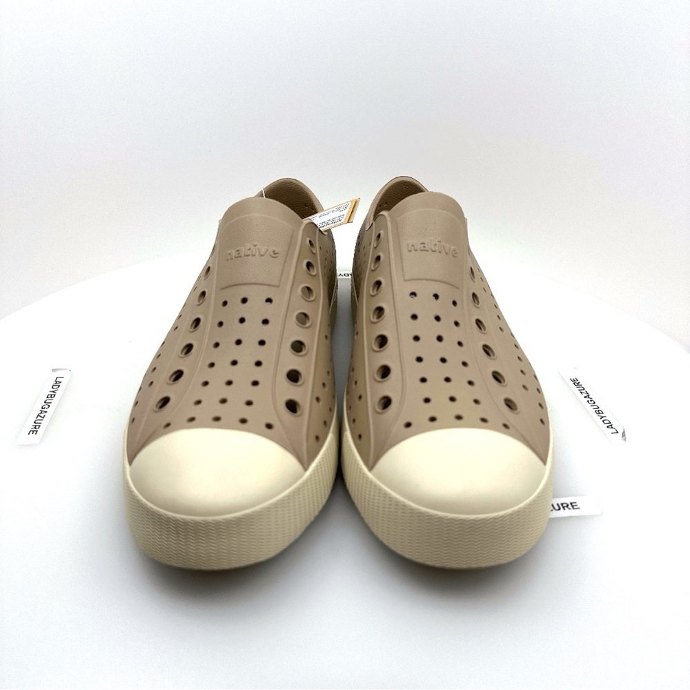 NIB Native Jefferson Men’s Flax Tan and Bone White Unisex - Sizes: 4, 5, 10